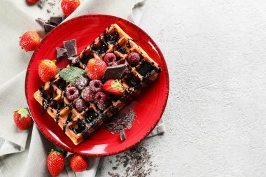 Hafif arka planda böğürtlenli Belçika Waffle tabağı