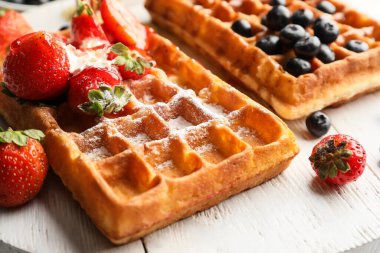 Tahta tahtada böğürtlenli lezzetli Belçika Waffle 'ları, yakın plan.
