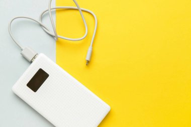 Renk arkaplanı üzerine modern güç bankası