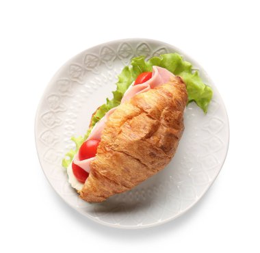 Beyaz zemin üzerine lezzetli kruvasan sandviç ile plaka