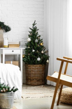 Dekorlu Noel ağacı açık yatak odasında