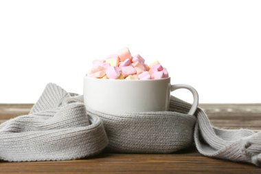 Beyaz arka planda bir fincan marşmelov ve eşarplı kakao