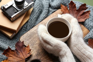 Eldivenli kadın kahve, yemek ve ekoseli, yakın plan.