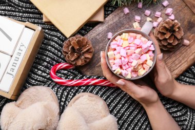 Bir fincan kakaolu kadın ve siyah ekoseli lokum, yakın plan.