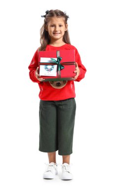 Beyaz arka planda Noel hediyesi olan küçük kız.