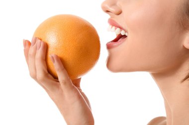 Beyaz arka planda greyfurtlu genç bir kadın, yakın plan. Vegan Günü