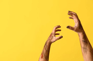 Renkli arka planda zombi elleri