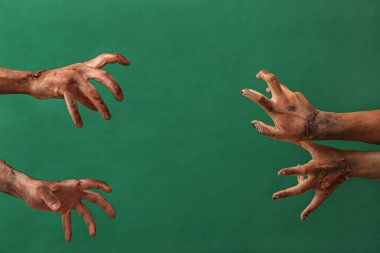 Renkli arka planda zombilerin elleri