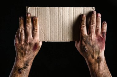 Karanlık arka planda boş kağıt levha ile zombi elleri