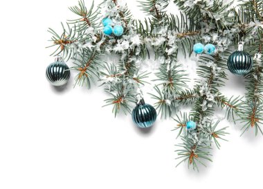 Beyaz arka planda dallar ve Noel topları