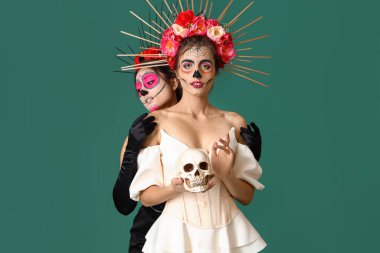 Renkli yüzleri ve kafatası olan şık kadınlar. Meksika Ölüler Günü 'nün Kutlaması (El Dia de Muertos)