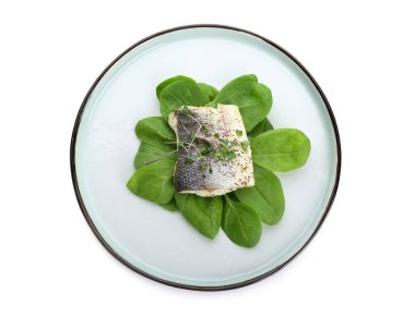 Beyaz arka planda lezzetli levrek balığı tabağı