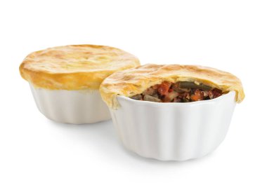 Beyaz arka planda lezzetli sebzeli turtalar.