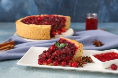 Lezzetli yaban mersinli turta, baharat ve reçelli tabak, yakın plan.