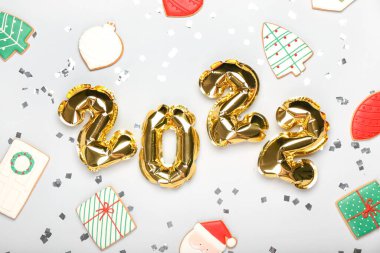 2022 şekilli balonlar ve beyaz arka planda Noel kurabiyeleri