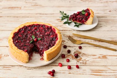 Hafif ahşap zemin üzerinde lezzetli yaban mersinli turta tabakları