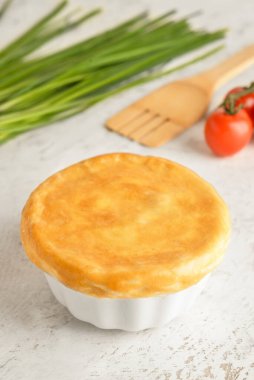 Hafif arkaplanda lezzetli sebzeli turta.