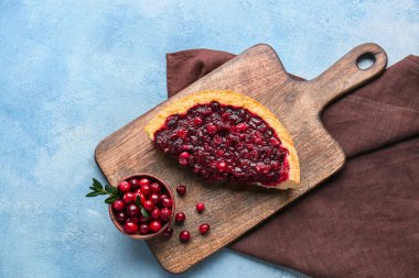 Renkli arkaplanda lezzetli yaban mersini turtası olan tahta