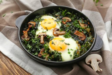 Tahta arka planda lezzetli Shakshouka tavası.
