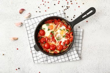 Beyaz arka planda lezzetli Shakshouka ile kızartma tavası