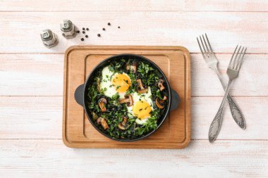 Beyaz ahşap arka planda lezzetli Shakshouka ile kızartma tavası