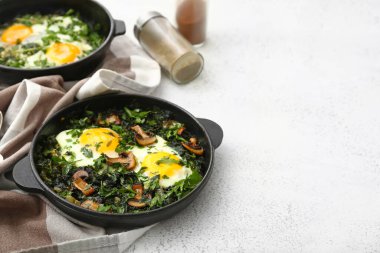 Beyaz arka planda lezzetli Shakshouka tavaları