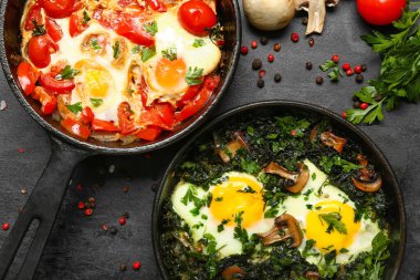 Siyah arka planda lezzetli Shakshouka tavaları, yakın plan.