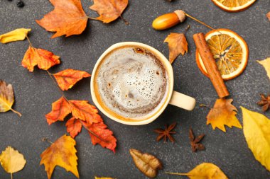 Sonbahar kompozisyonu ve koyu arkaplanda bir fincan kahve