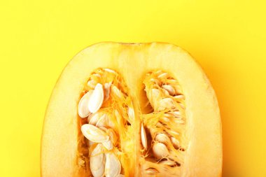 Renkli arkaplanda olgun balkabağının yarısı