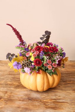 Balkabağındaki güzel sonbahar buketi açık arkaplanda.