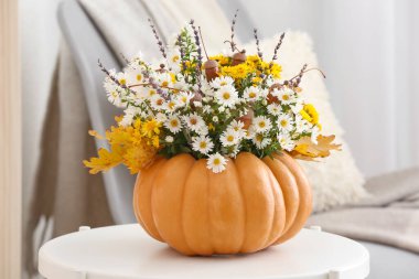 Balkabağının içinde güzel bir sonbahar buketi masadaki masada