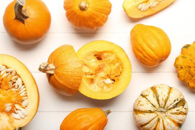 Hafif ahşap zemin üzerinde birçok farklı balkabağı, yakın plan