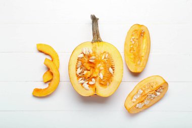 Açık ahşap zemin üzerinde kesilmiş balkabağı bileşimi