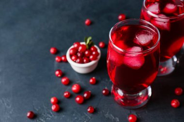 Koyu arkaplanda soğuk yaban mersini çayı, yakın plan.