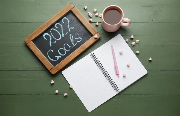 Tablero Con Texto 2022 Objetivos Cuaderno Caramelos Taza Café Sobre — Foto de Stock