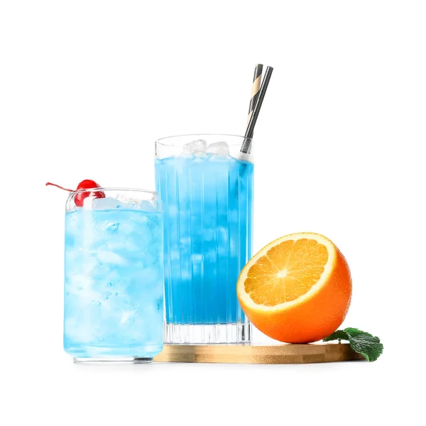 白色背景的蓝色泻湖鸡尾酒 — 图库照片