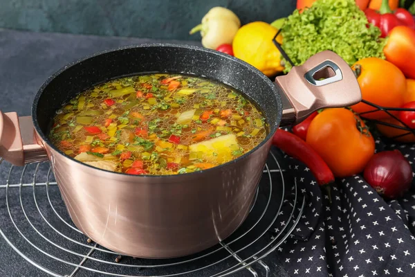 Olla Cocina Con Deliciosa Sopa Mesa Oscura — Foto de Stock