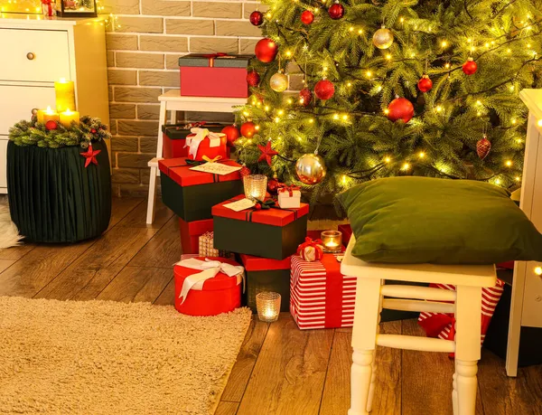 许多礼物在圣诞树下的房间里 — 图库照片