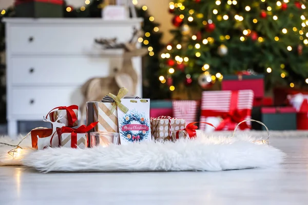 크리스마스 이브에 아름다운 선물들 — 스톡 사진