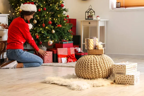 Teenage Girl Opening Christmas Gifts Home — Stock Photo, Image