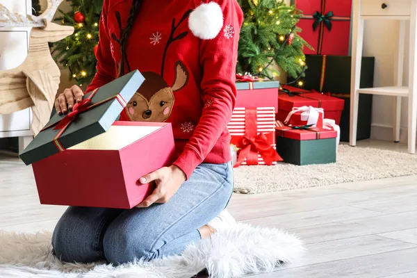 Adolescente Chica Abriendo Regalo Navidad Casa —  Fotos de Stock