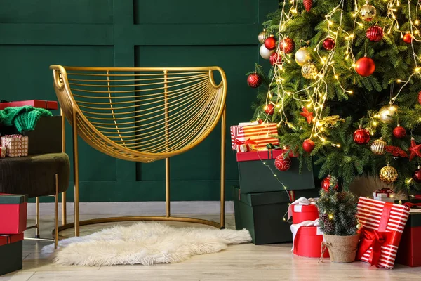 Hermoso Árbol Navidad Con Regalos Sillón Habitación — Foto de Stock