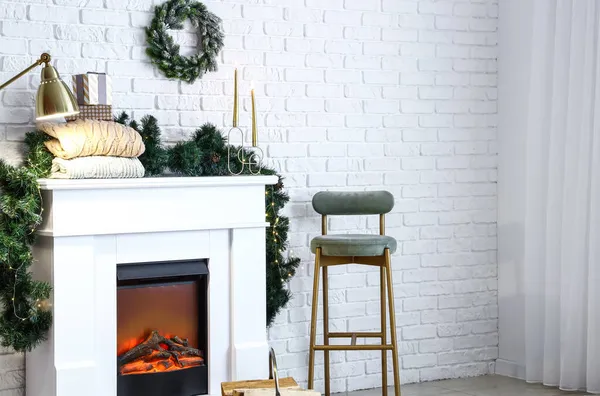 暖かいセーター上のMantelpiceで部屋のクリスマスのために飾られた — ストック写真