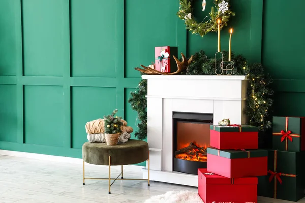 Fireplace Presents Christmas Decorations Green Wall — Stock Photo, Image