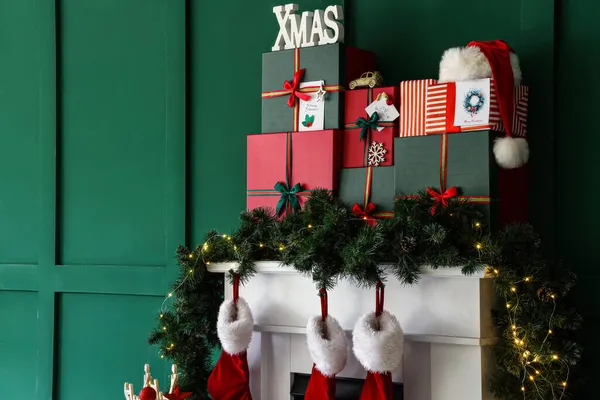 Fireplace Christmas Gifts Green Wall — Stock Photo, Image