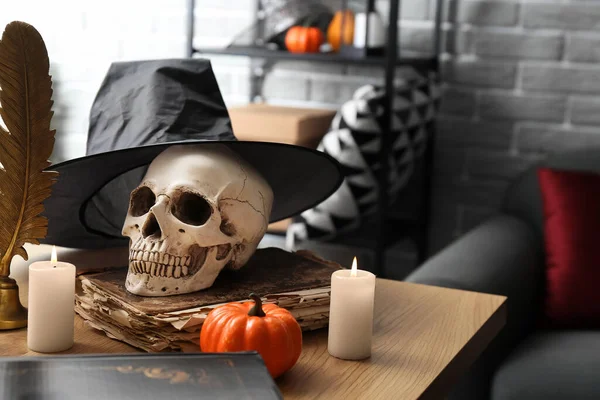 Ludzka Czaszka Kapeluszem Czarownicy Książką Świecami Stole Pokoju Urządzonym Halloween — Zdjęcie stockowe