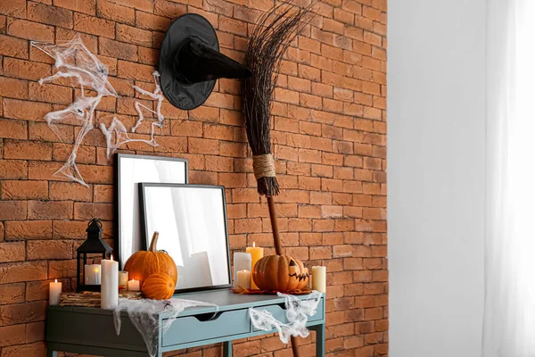 Cornici Vuote Con Decorazione Halloween Sul Tavolo Vicino Muro Mattoni — Foto Stock