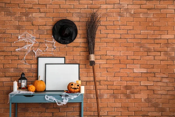 Blanko Rahmen Mit Halloween Dekor Auf Tisch Nahe Ziegelmauer — Stockfoto