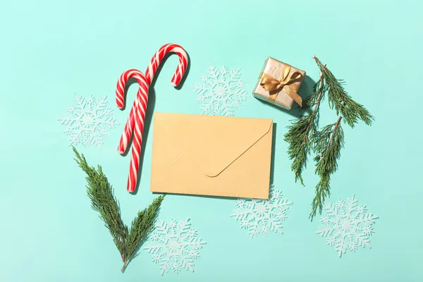 Vánoční Kompozice Obálkou Cukroví Hole Dárkové Krabice Barevném Pozadí — Stock fotografie