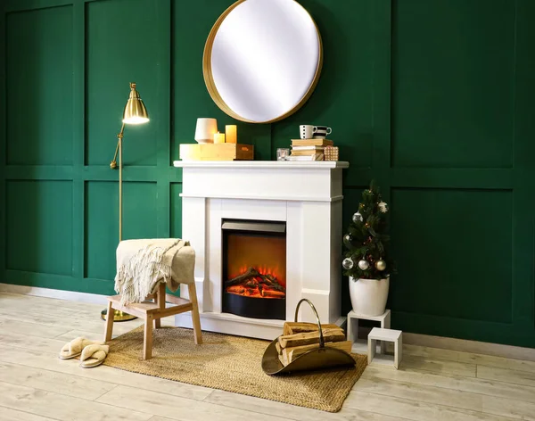 クリスマスのために装飾された部屋のモダンな暖炉とランプ — ストック写真
